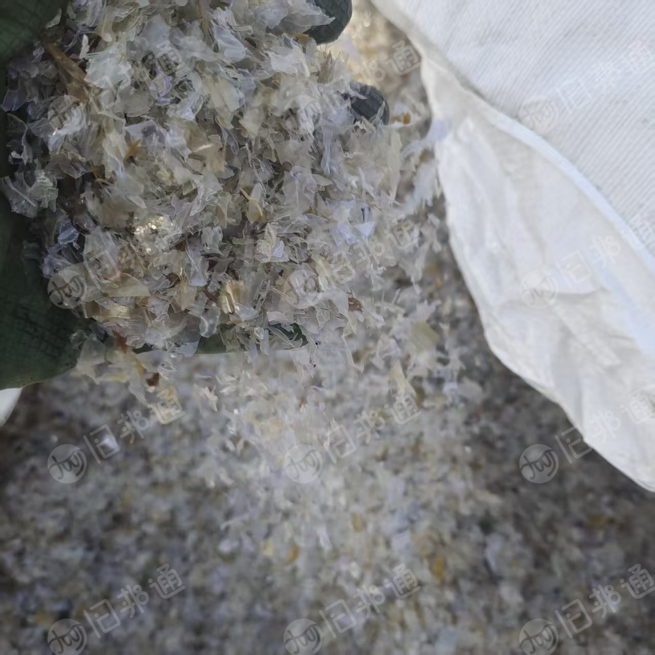 出售PET/PVC混合吸塑片磨粉废料，现货100吨左右