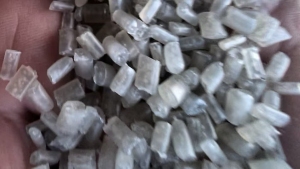 出售PP颗粒，面包皮下来的聚丙颗粒，用80目的网可以拉丝，价格合适，长期供货