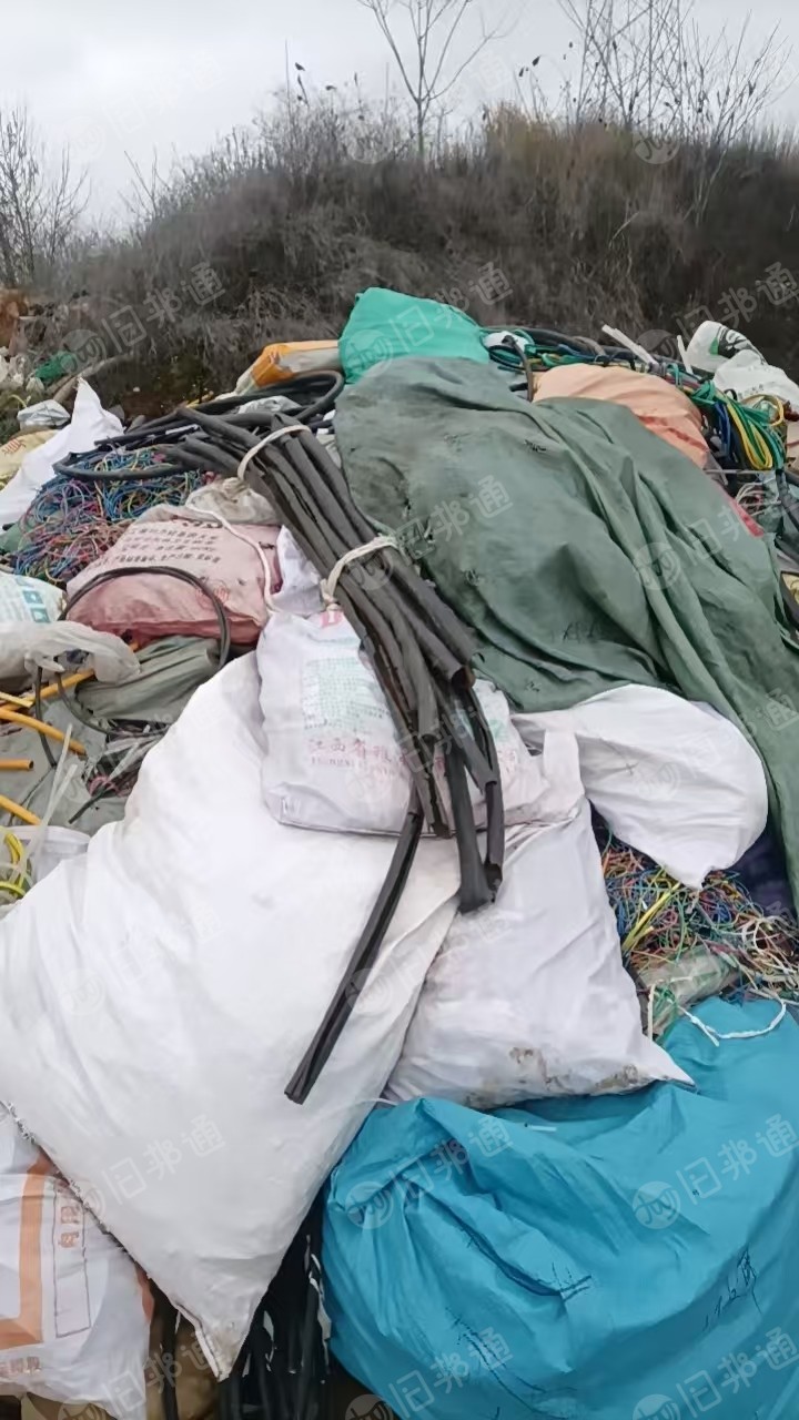 出售软质PVC电缆皮废料，电缆皮和花线皮在一起混在一起，现货几吨