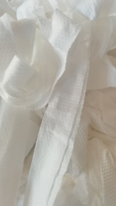 长期出售涤黏无纺布，涤粘无纺布边角料，里面5：5，3：7比例都有，统货走，现货50吨