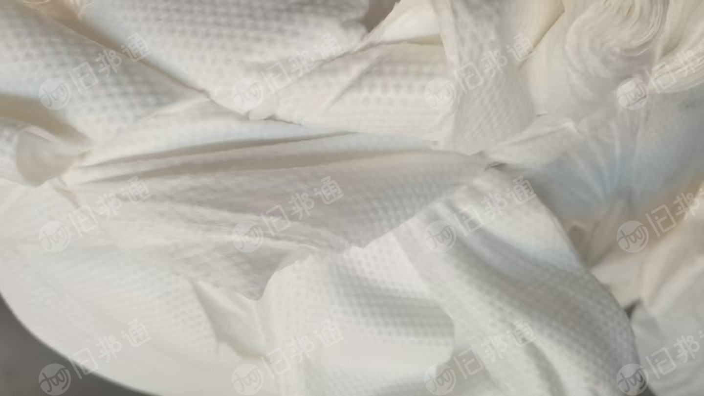 长期出售涤黏无纺布，涤粘无纺布边角料，里面5：5，3：7比例都有，统货走，现货50吨