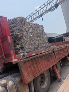 出售纸厂废塑料，含水40%，月供500吨