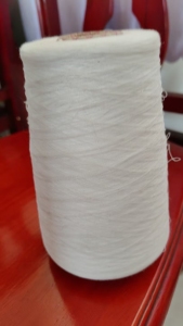 出售环锭纺厂环流21支包心纱90涤长丝，10粘胶，包心氨伦丝，10吨，货在江苏徐州