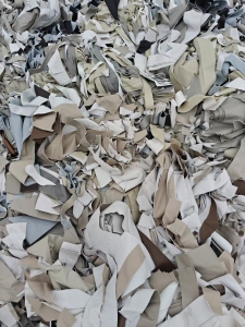 长期出售PVC沙发革，皮革边角料，月供700吨