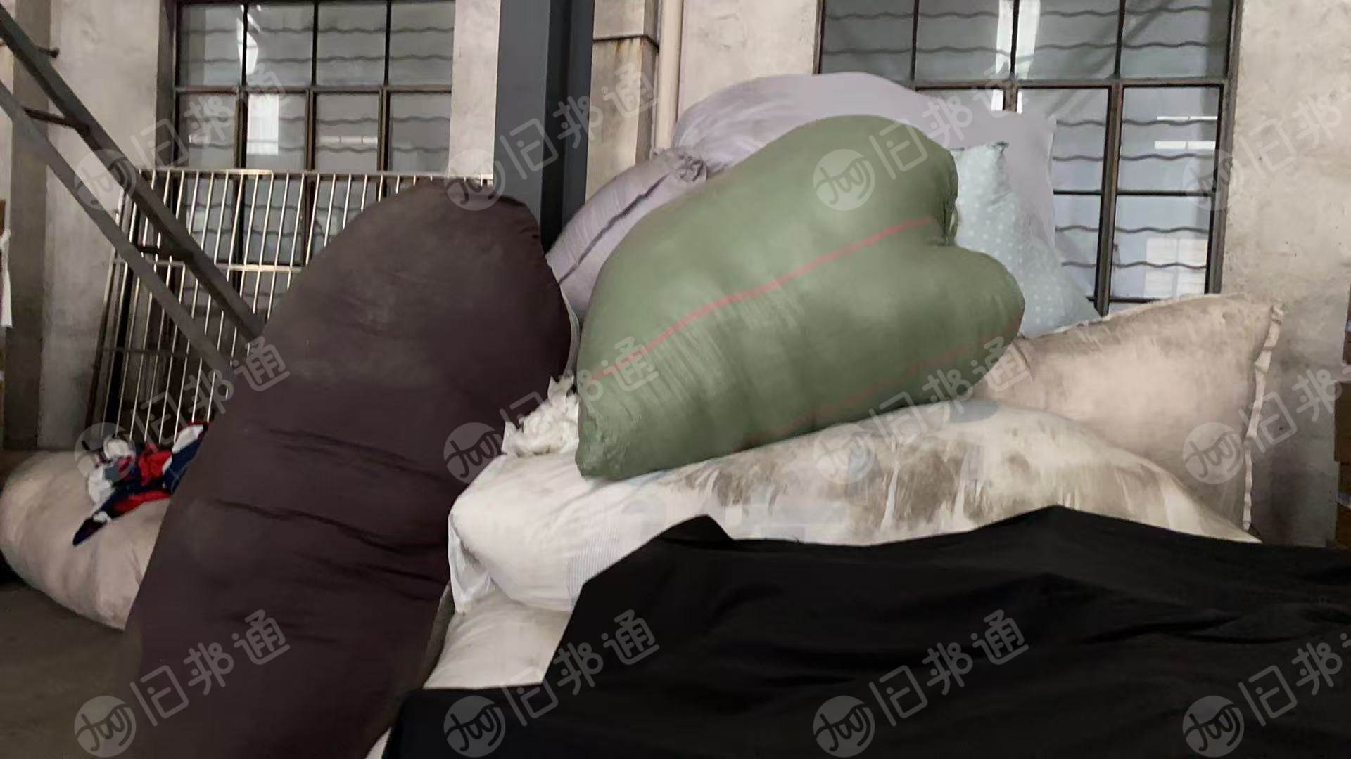 出售做被子切下来的羊毛料，羊毛，现货一吨多