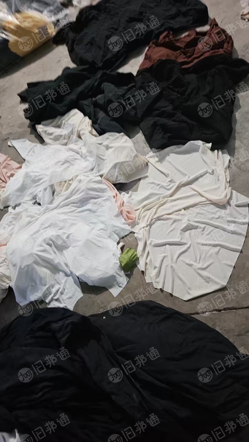 长期出售大圆机针织布，擦机布原料，布块，小卷布都有，统货走，现货四吨左右