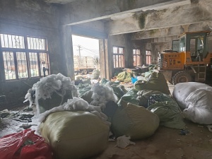 长期出售监狱下来的废布边角料，服装边角料，鞋子，衣服，丝棉下脚料等，月供十几吨，货在贵州黔南