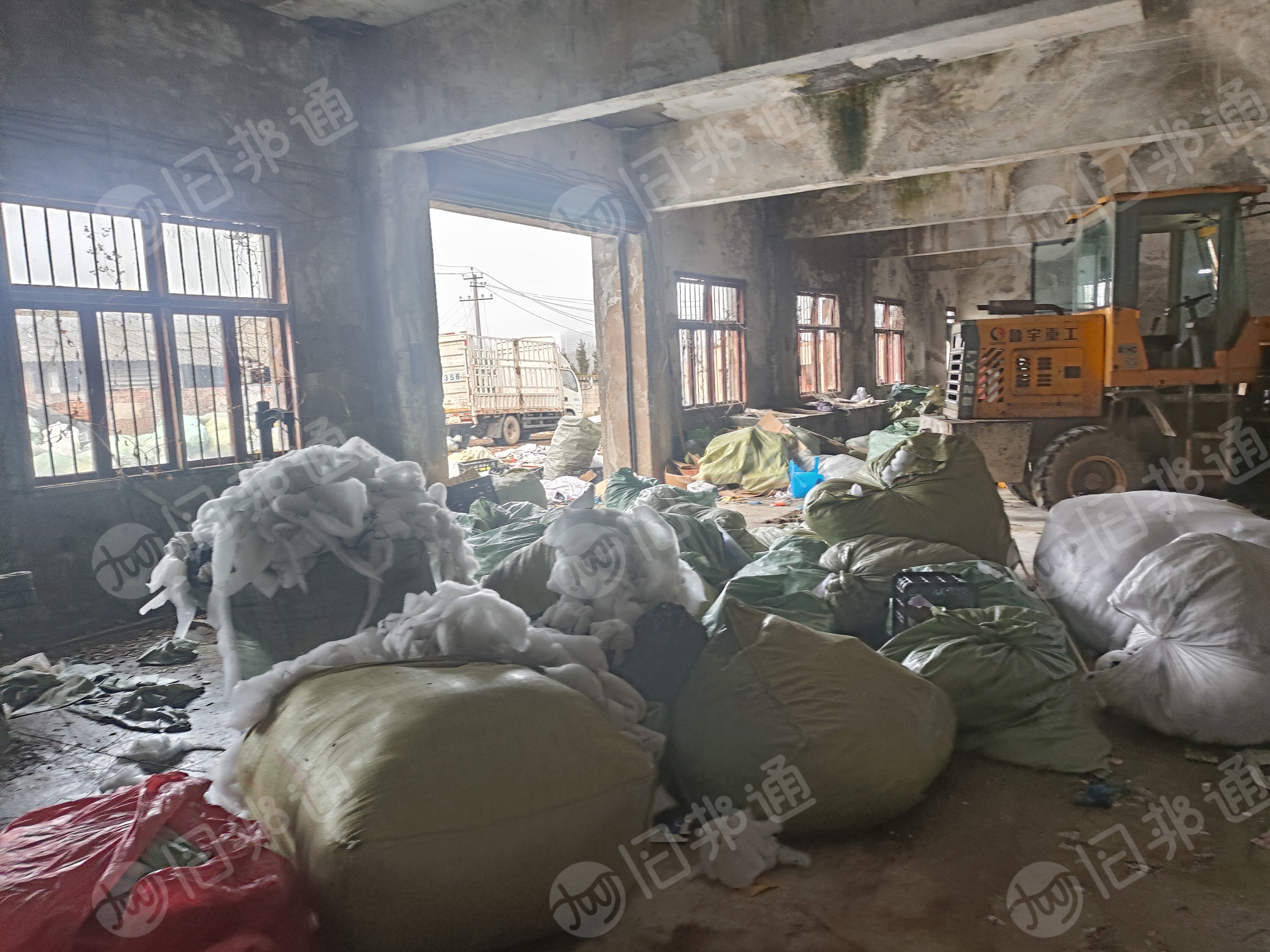 长期出售监狱下来的废布边角料，服装边角料，鞋子，衣服，丝棉下脚料等，月供十几吨，货在贵州黔南