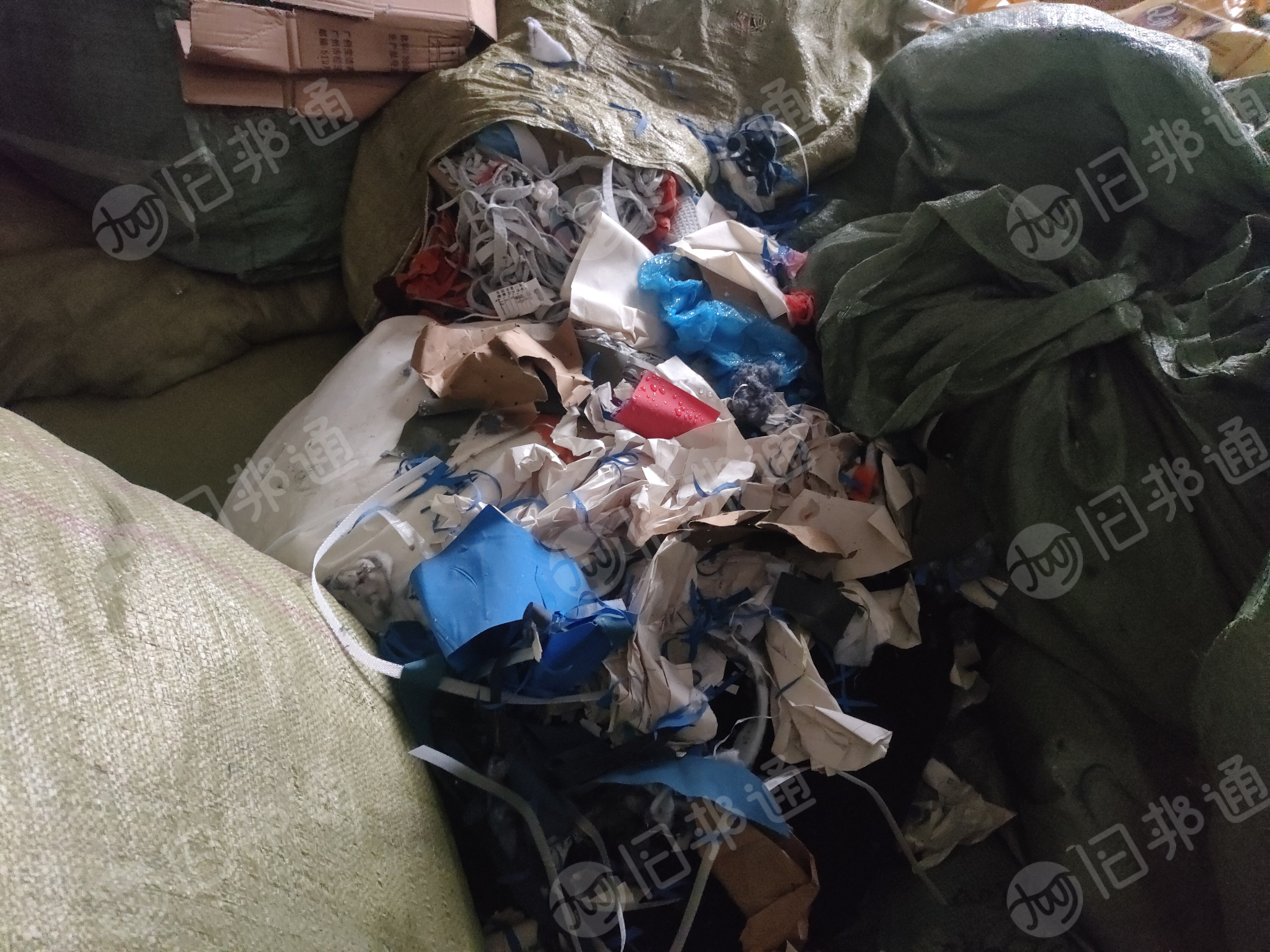 长期出售监狱下来的废布边角料，服装边角料，鞋子，衣服，丝棉下脚料等，月供十几吨，货在贵州黔南