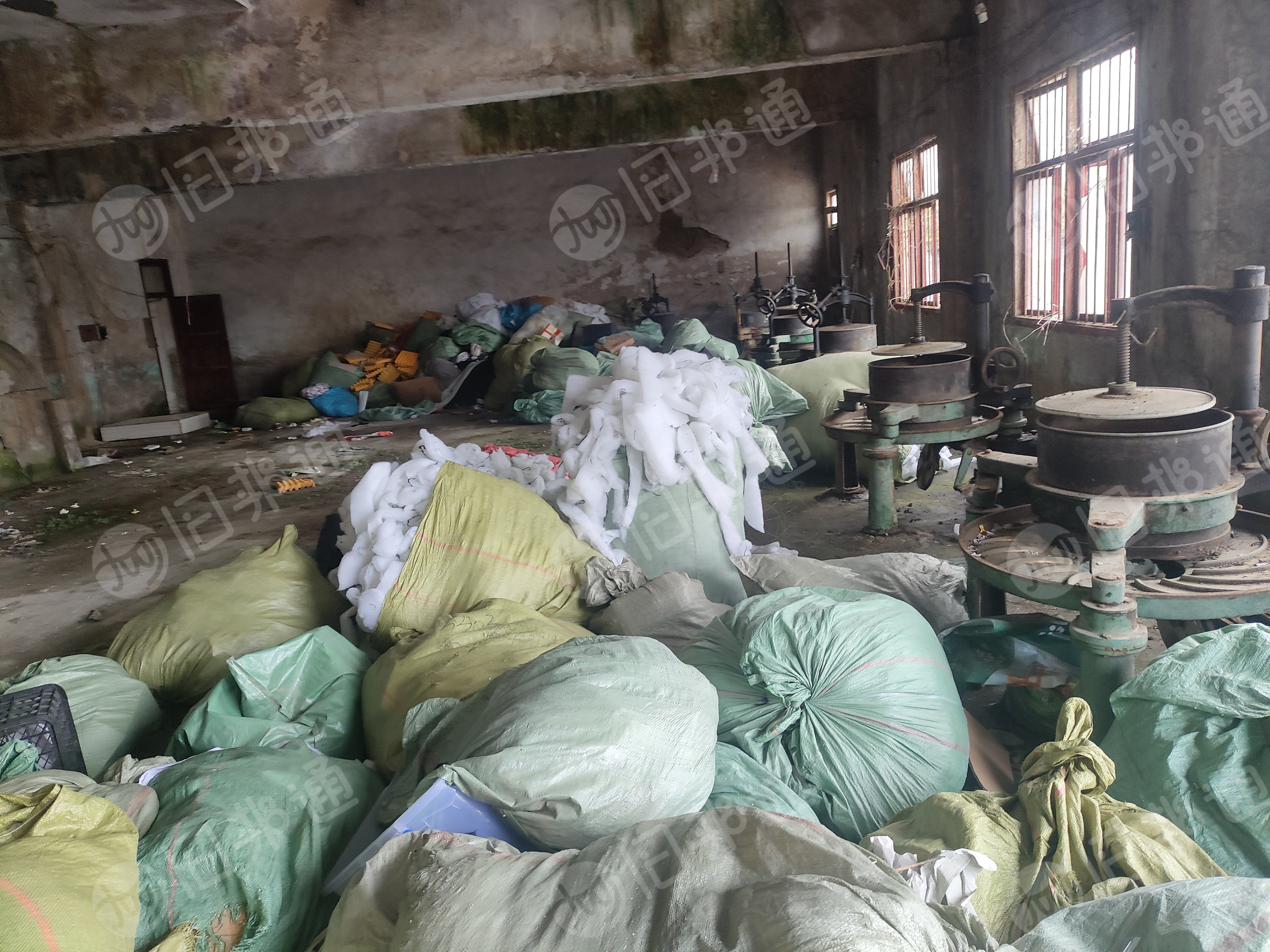 长期出售监狱下来的废布边角料，服装边角料，鞋子，衣服，丝棉下脚料等，月供十几吨，货在贵州黔南