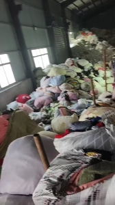 长期出售旧衣服分拣货，夏装，冬装，白料，黑料，羽绒服等，厂在安徽淮北