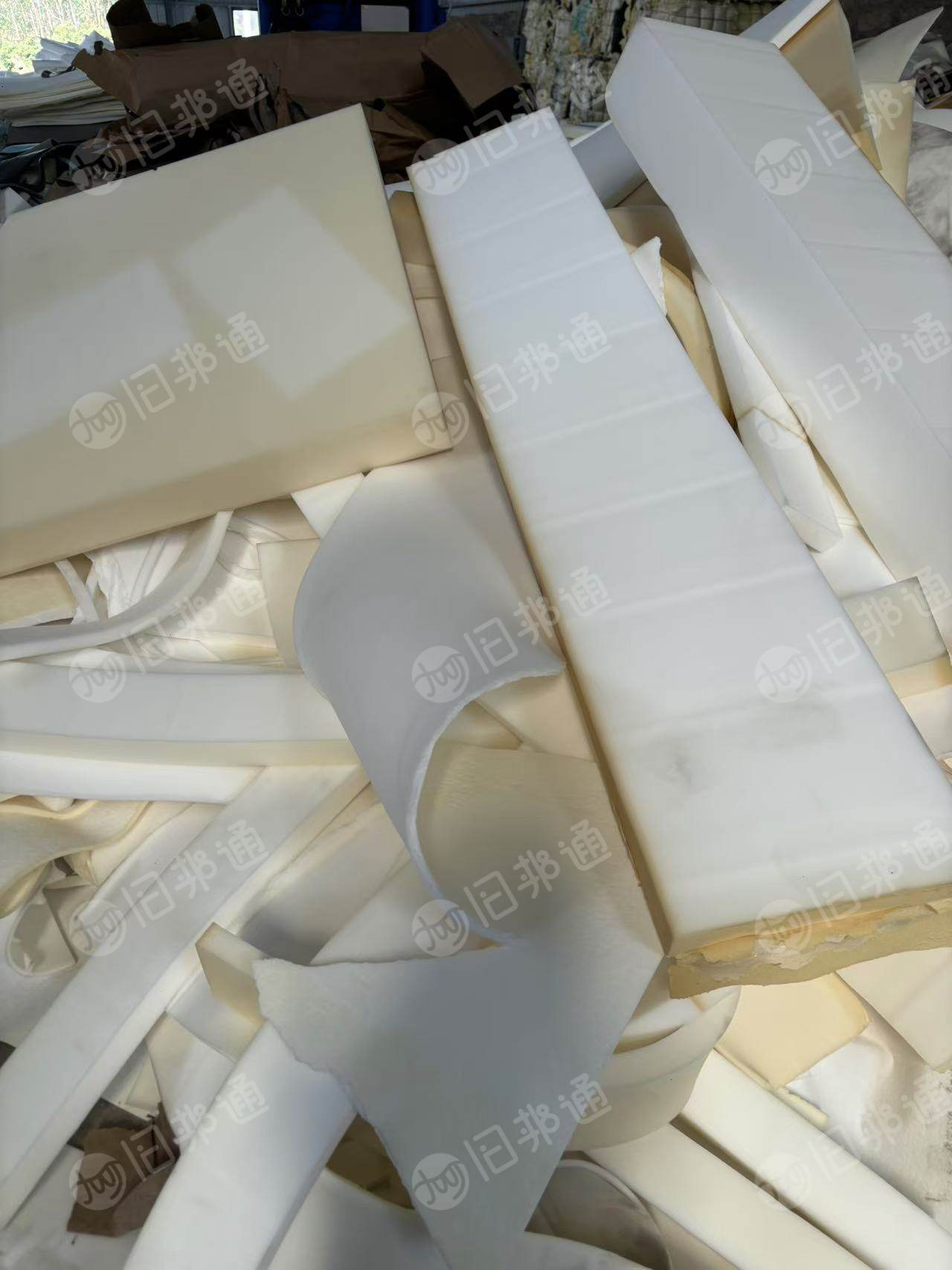长期出售床垫厂下来的海绵废料，纯白色，已压包，现货10吨左右