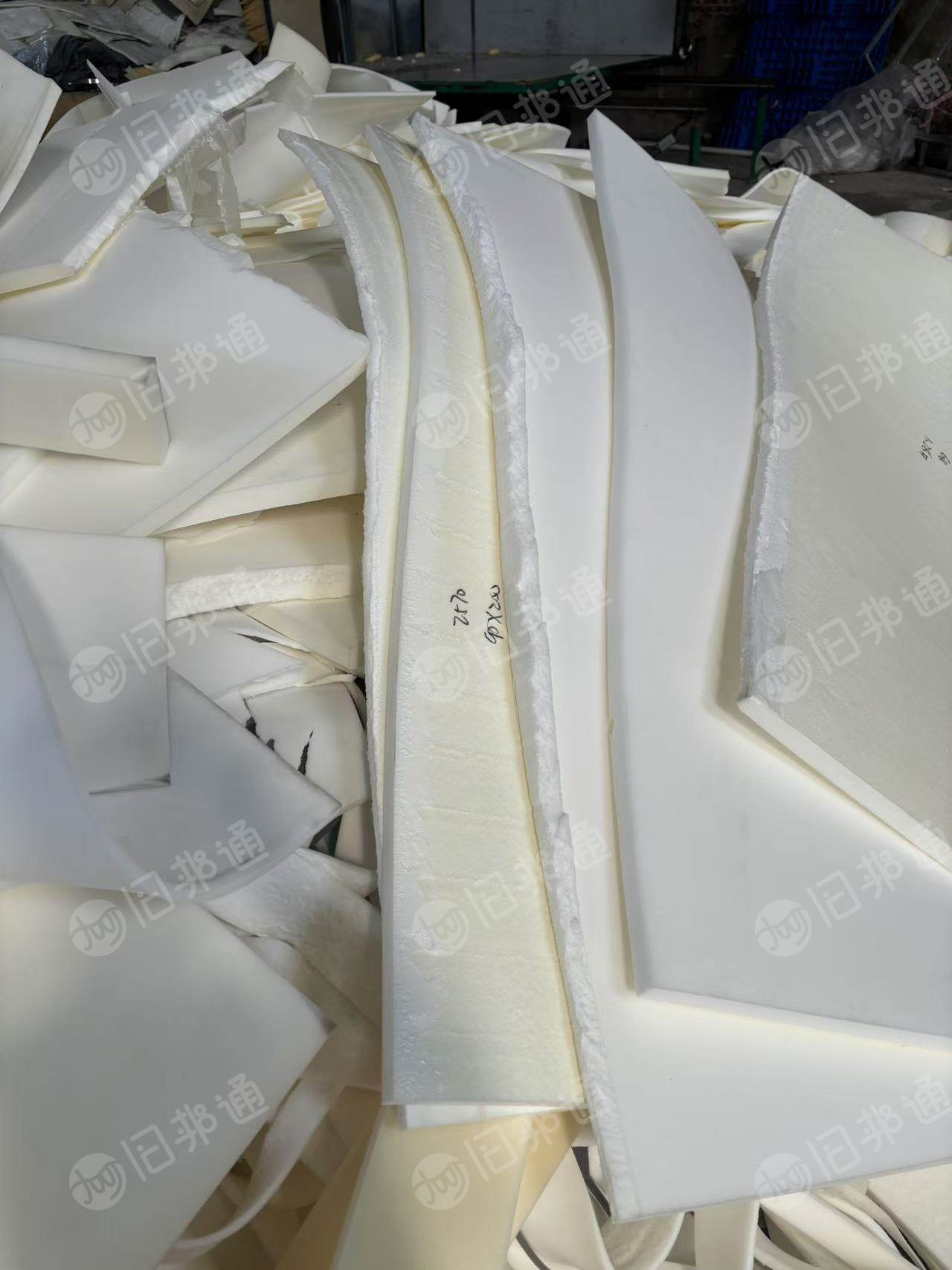 长期出售床垫厂下来的海绵废料，纯白色，已压包，现货10吨左右