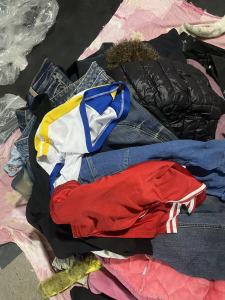 长期出售旧衣服统货，小区货，没有包含鞋子，现货够9米6一车，货在浙江杭州