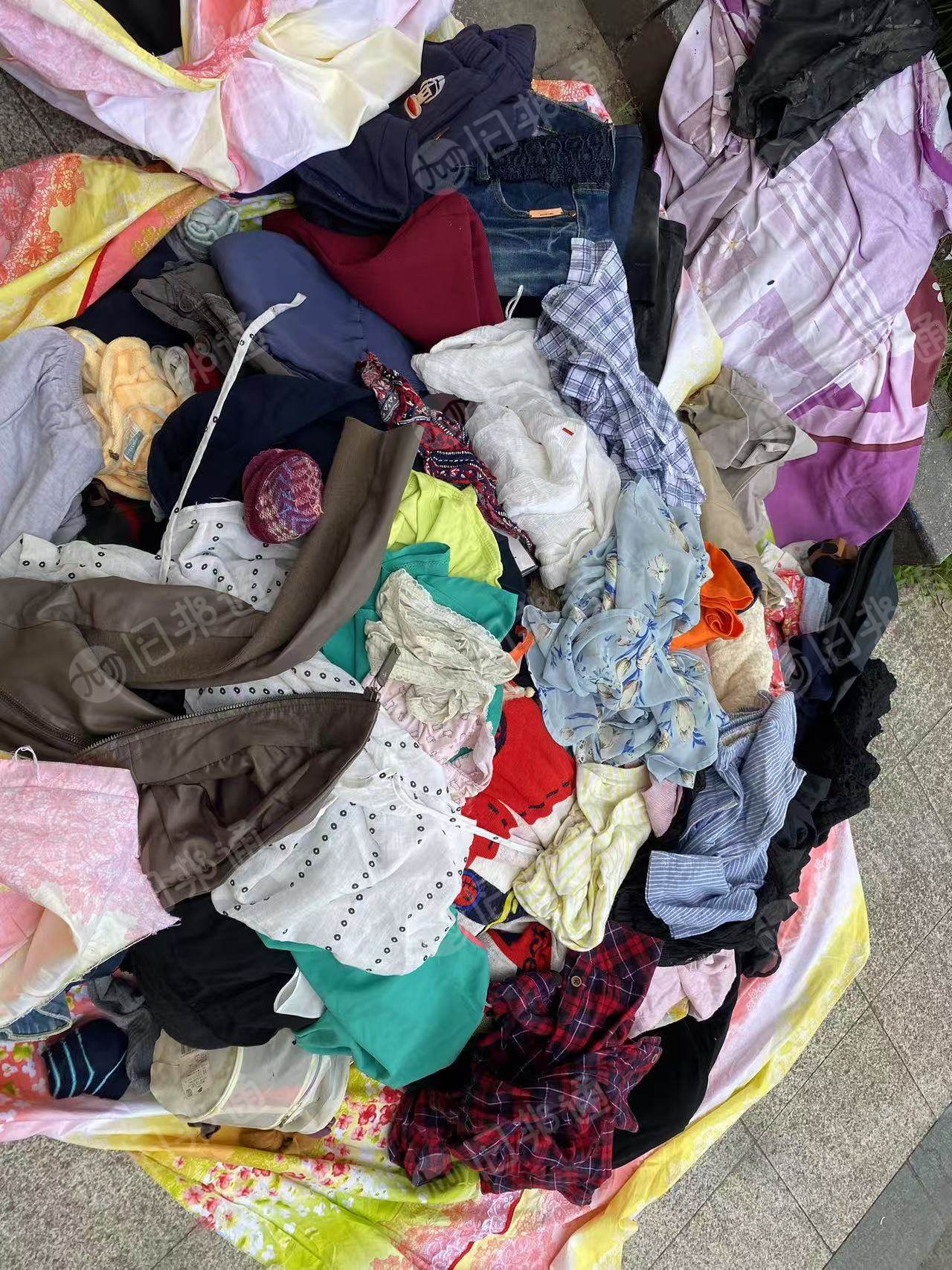 长期出售旧衣服统货，小区货，没有包含鞋子，现货够9米6一车，货在浙江杭州