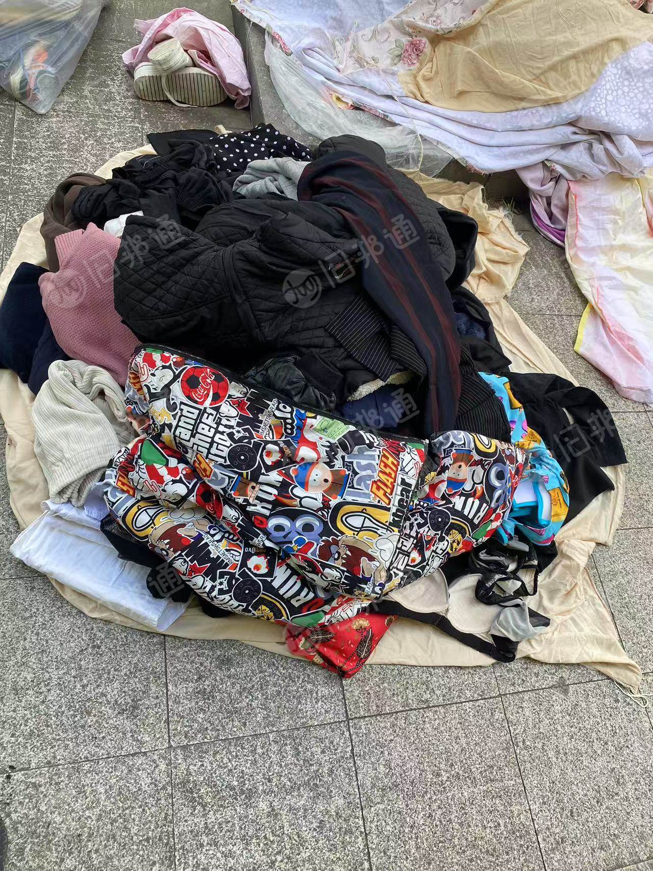 长期出售旧衣服统货，小区货，没有包含鞋子，现货够9米6一车，货在浙江杭州