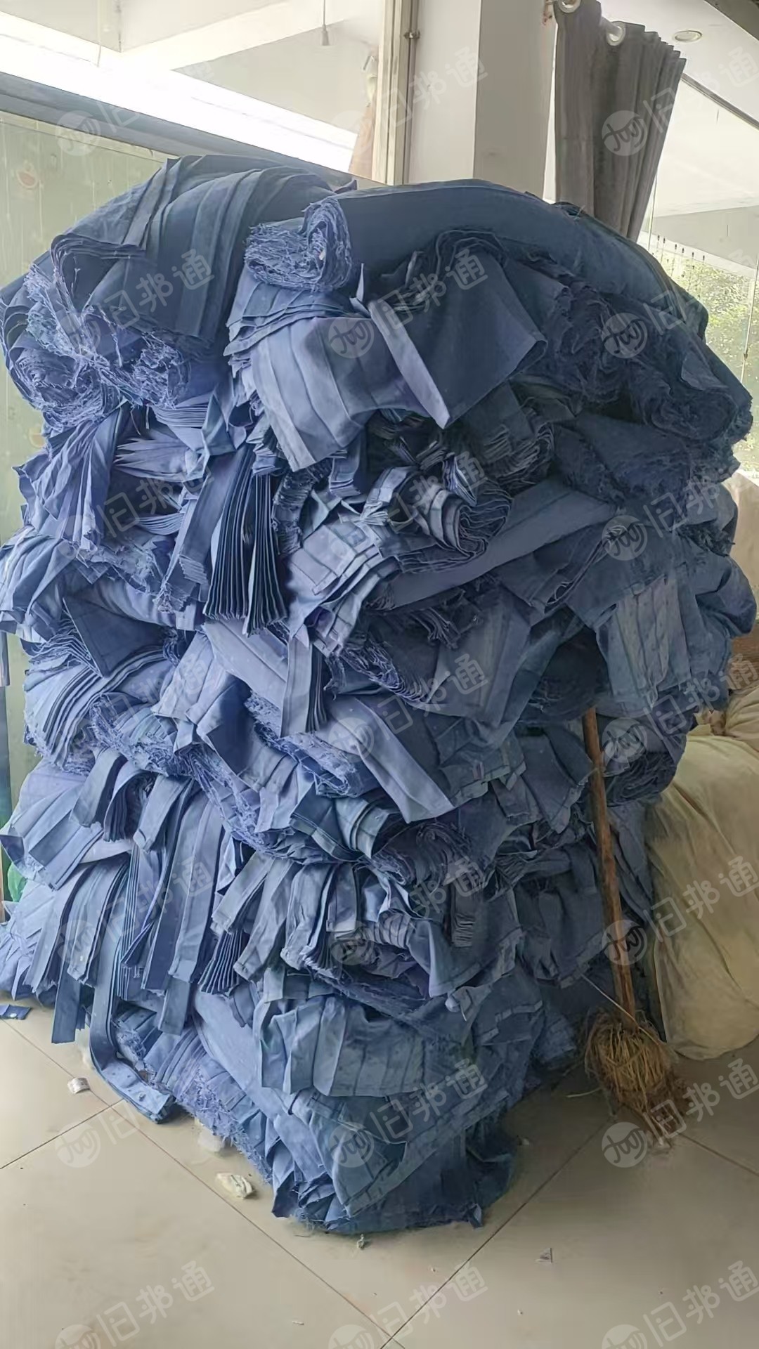 长期出售火车上下来的窗帘布，涤纶废布，涤纶造粒布，现货有10吨左右，货在江西南昌