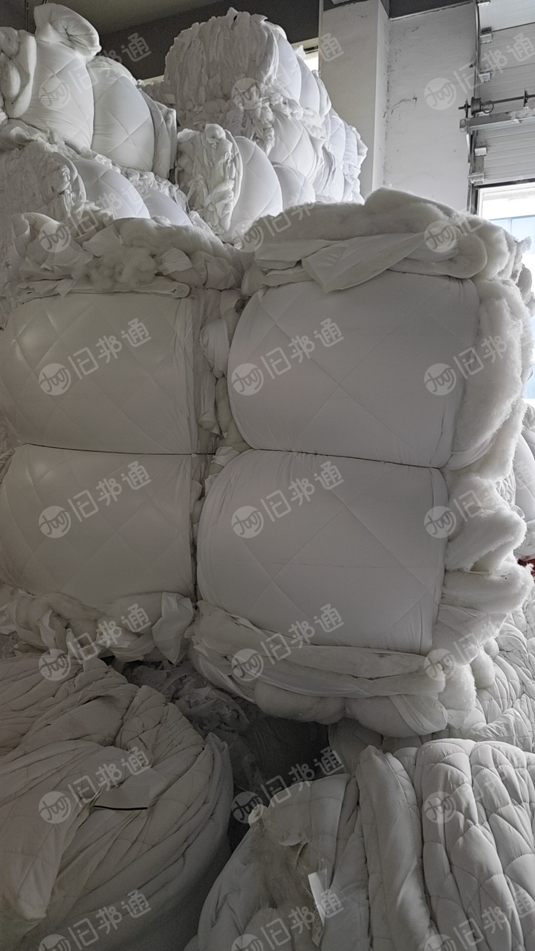 长期出售床垫厂下来的白色丝棉下脚料,绗棉边角料,有覆膜的和不覆膜的,有分开,月供25吨左右