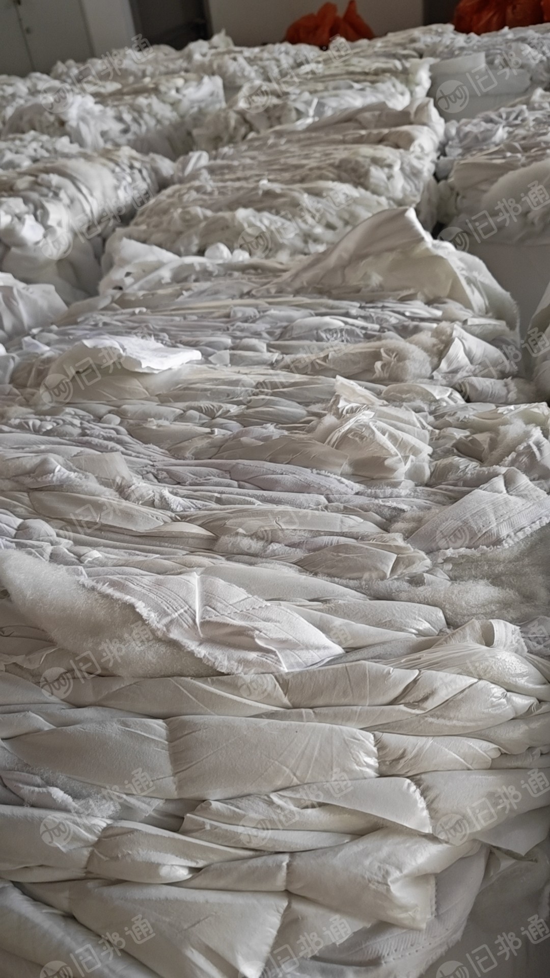 长期出售床垫厂下来的白色丝棉下脚料，绗棉边角料，有覆膜的和不覆膜的，有分开，月供25吨左右