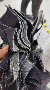 长期出售服装厂涤棉牛仔边角料，牛仔废布，含棉量40~50左右，月供40吨左右，货在四川达州