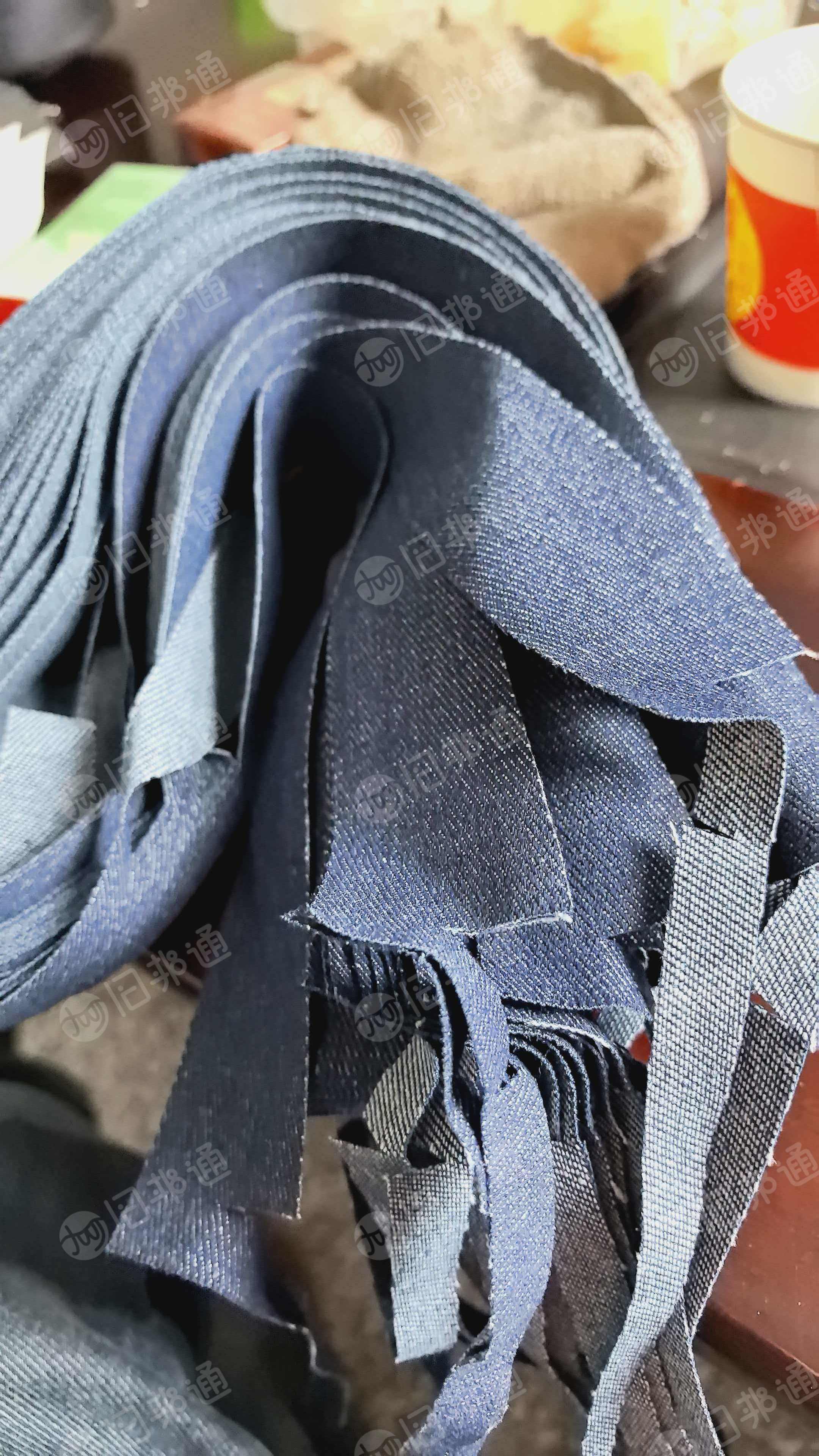 长期出售服装厂涤棉牛仔边角料，牛仔废布，含棉量40~50左右，月供40吨左右，货在四川达州