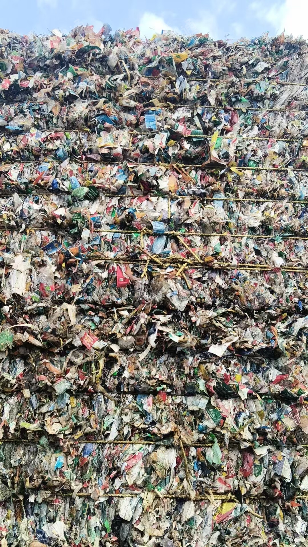 出售矿泉水瓶脱标下来的商标纸毛料，现货30多吨