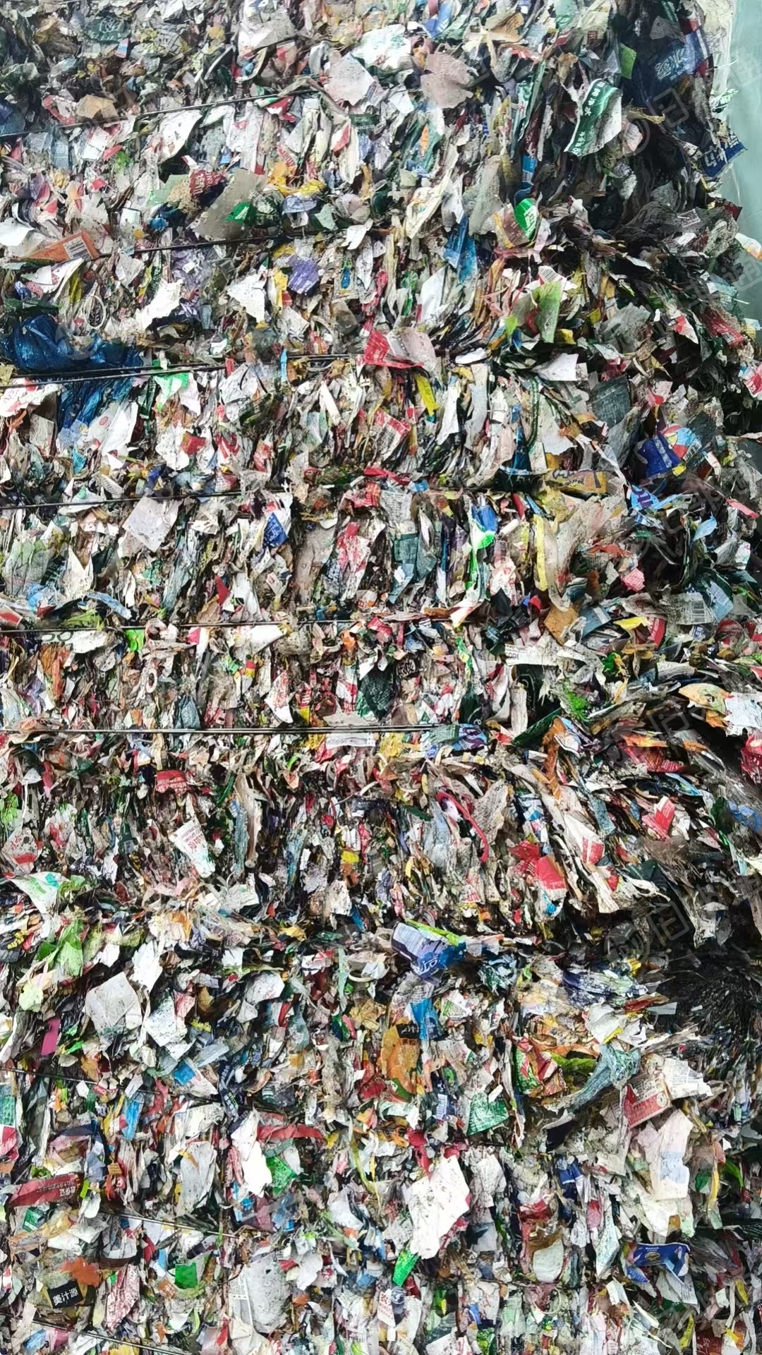 出售矿泉水瓶脱标下来的商标纸毛料，现货30多吨