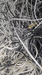 出售电子废带，纸和塑料一起，长期有货