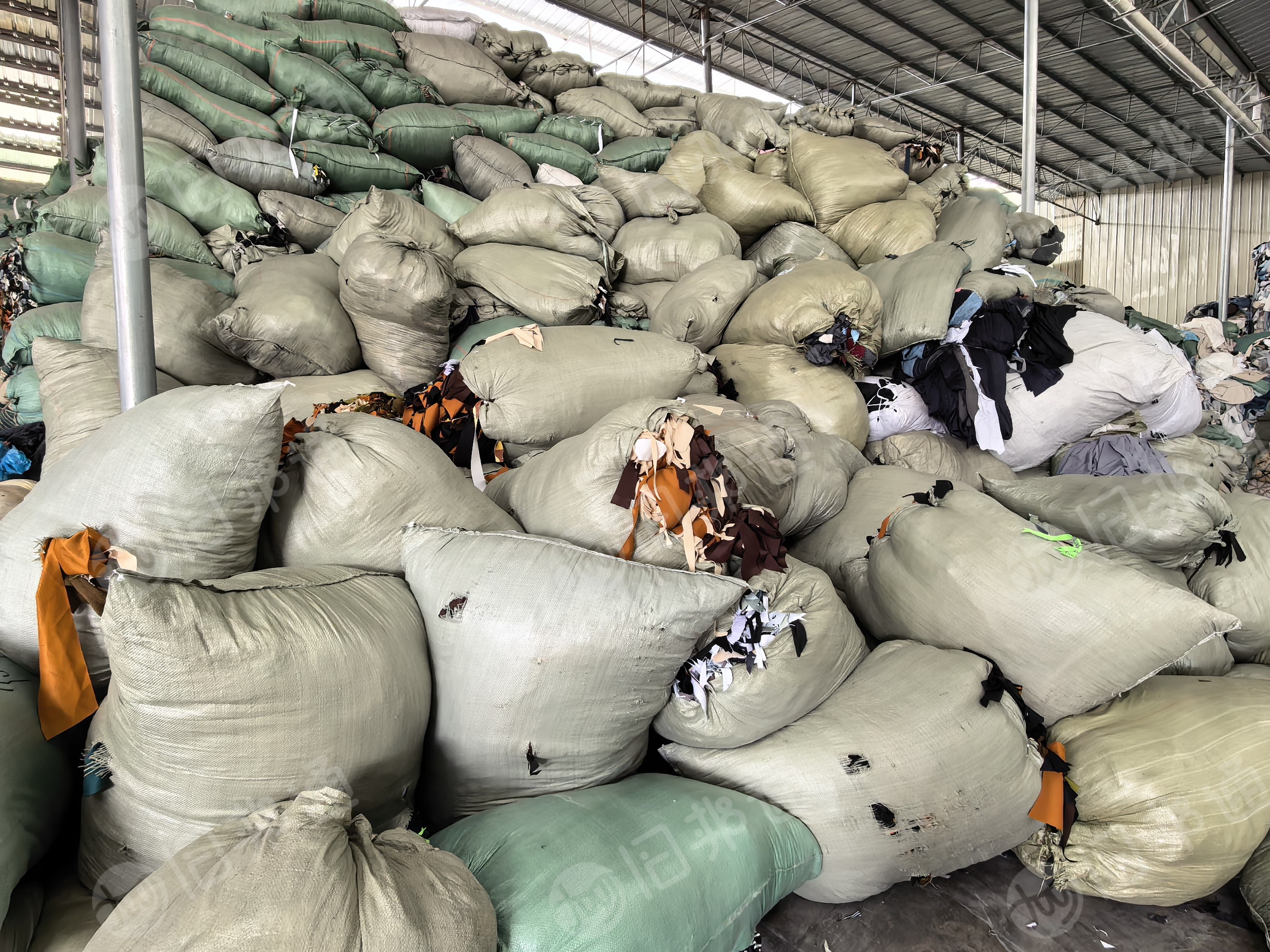 长期大量出售涤纶窗帘布,涤纶造粒布,涤纶废布,现货一百多吨