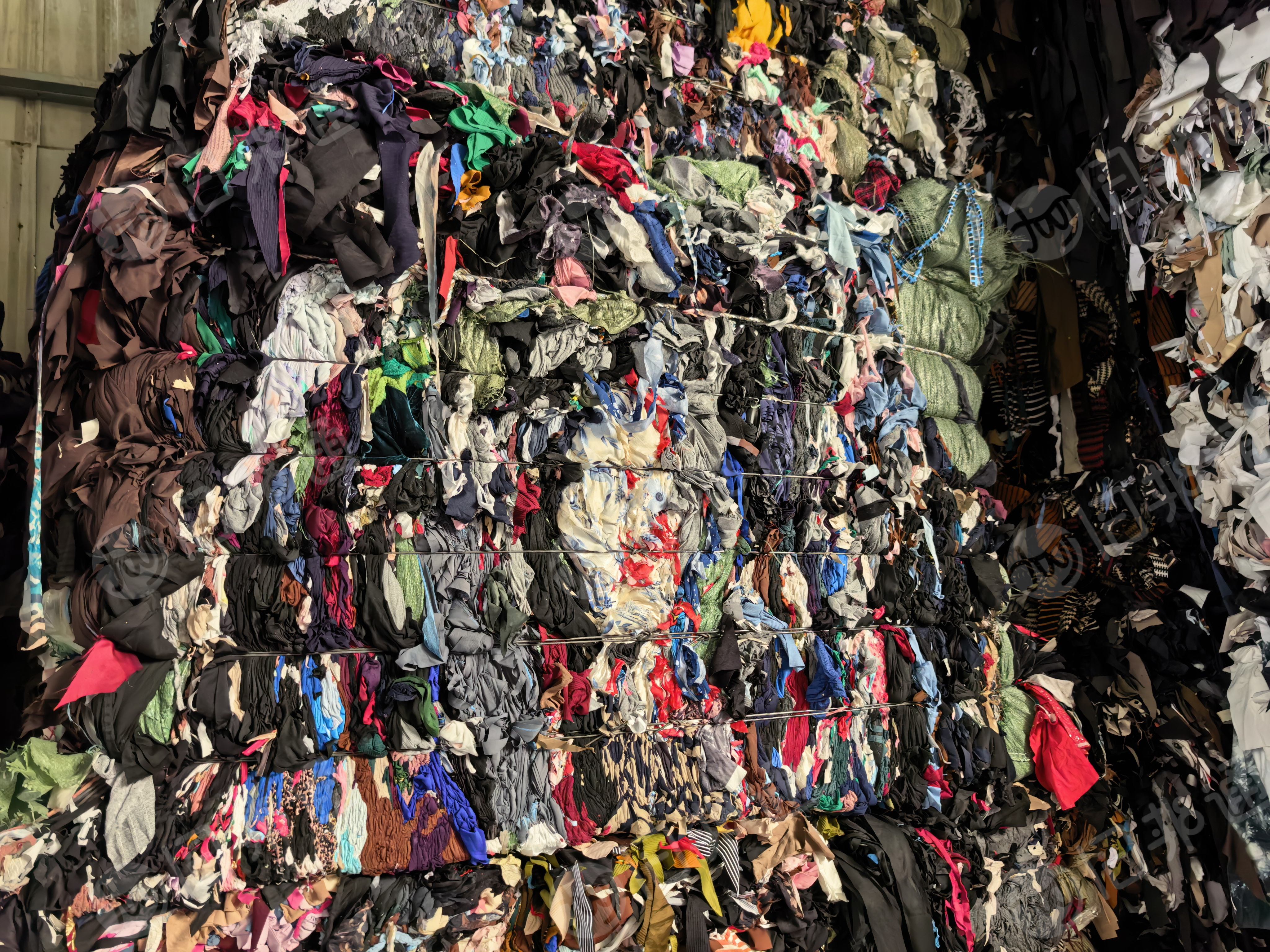 长期大量出售涤纶窗帘布，涤纶造粒布，涤纶废布，现货一百多吨