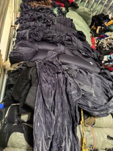 长期大量出售黑色涤纶针织废布，涤纶边角料，现货500吨，广西玉林，广东东莞都有货