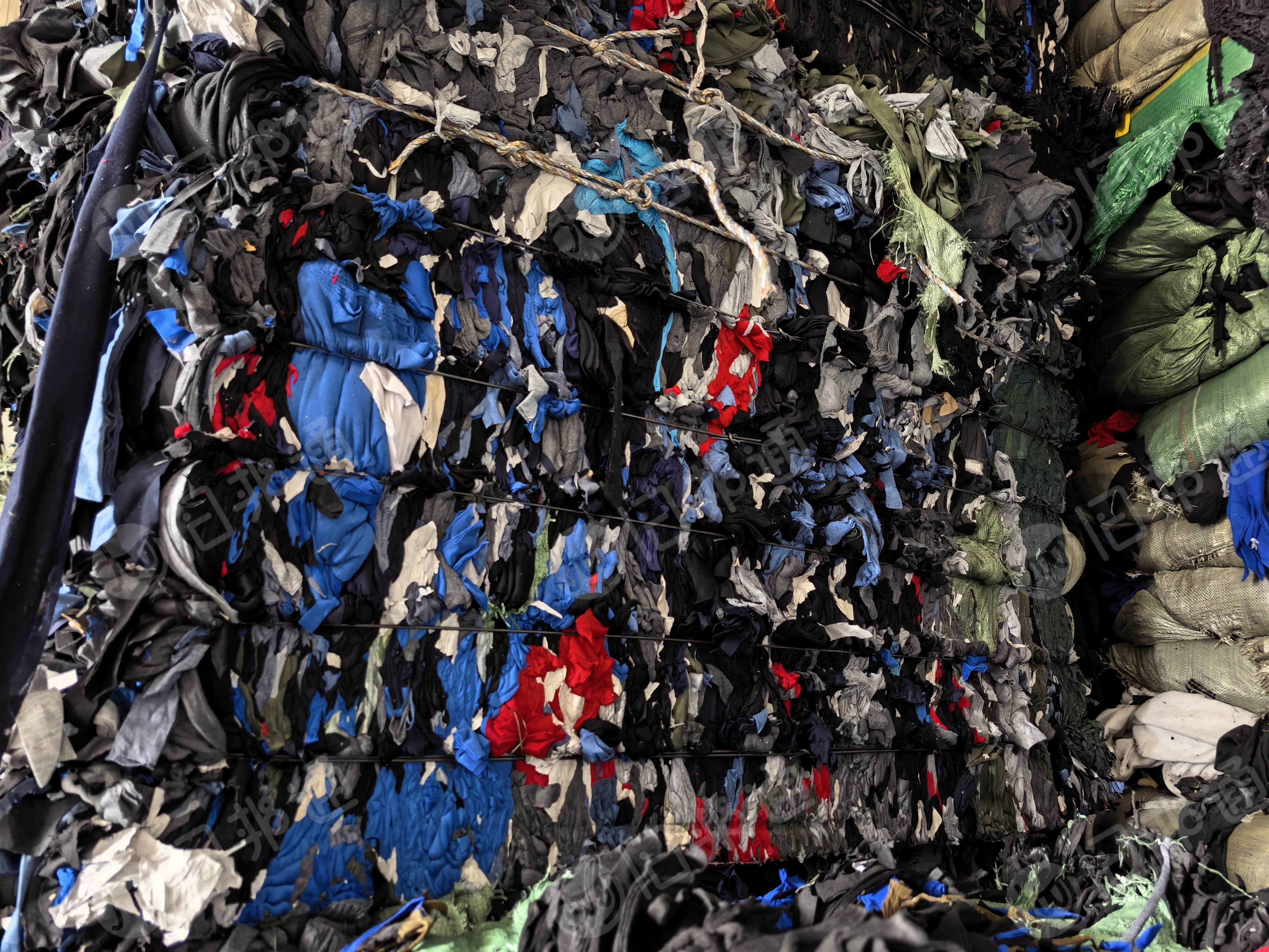 长期大量出售黑色涤纶针织废布,涤纶边角料,现货500吨,广西玉林,广东东莞都有货