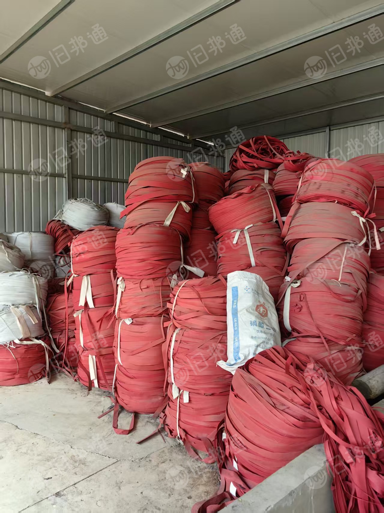 长期出售做对联下来的涤纶边角料，涤纶废布，红色白色合计5吨左右，货在河北石家庄