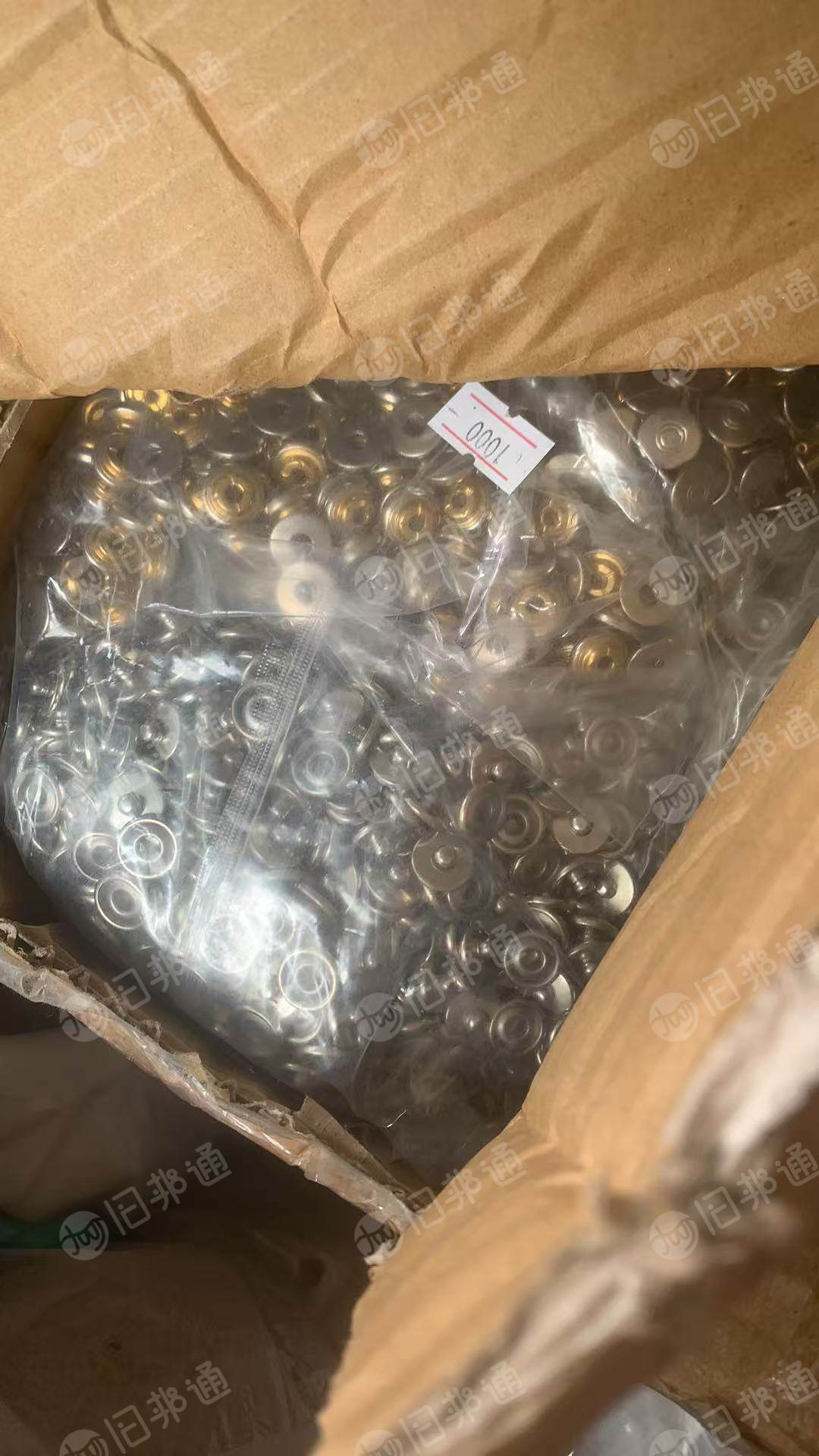 长期出售服装辅料,库存铜扣子,铜拉链等,现有有两吨左右,货在江苏无锡