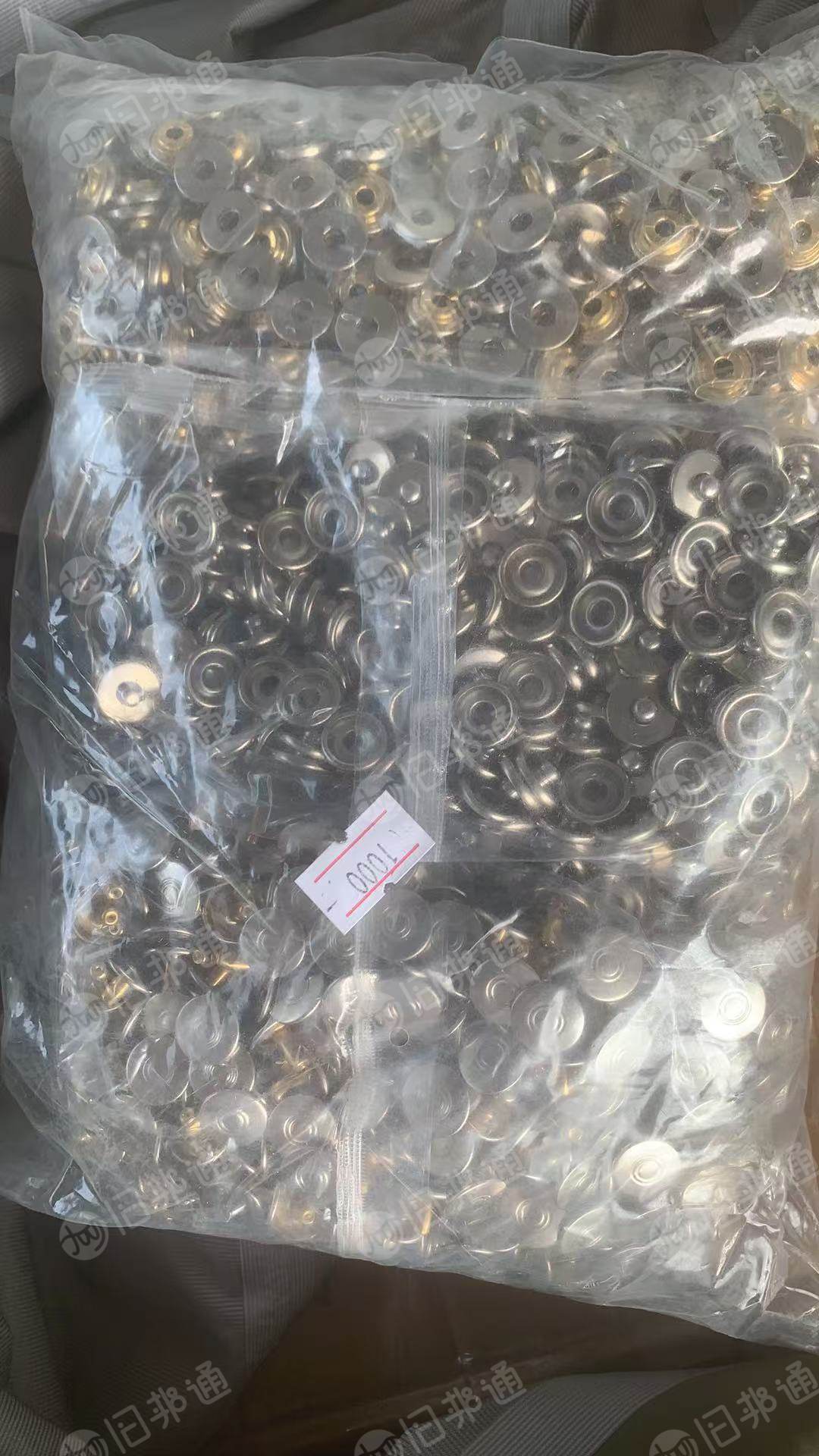 长期出售服装辅料，库存铜扣子，铜拉链等，现有有两吨左右，货在江苏无锡