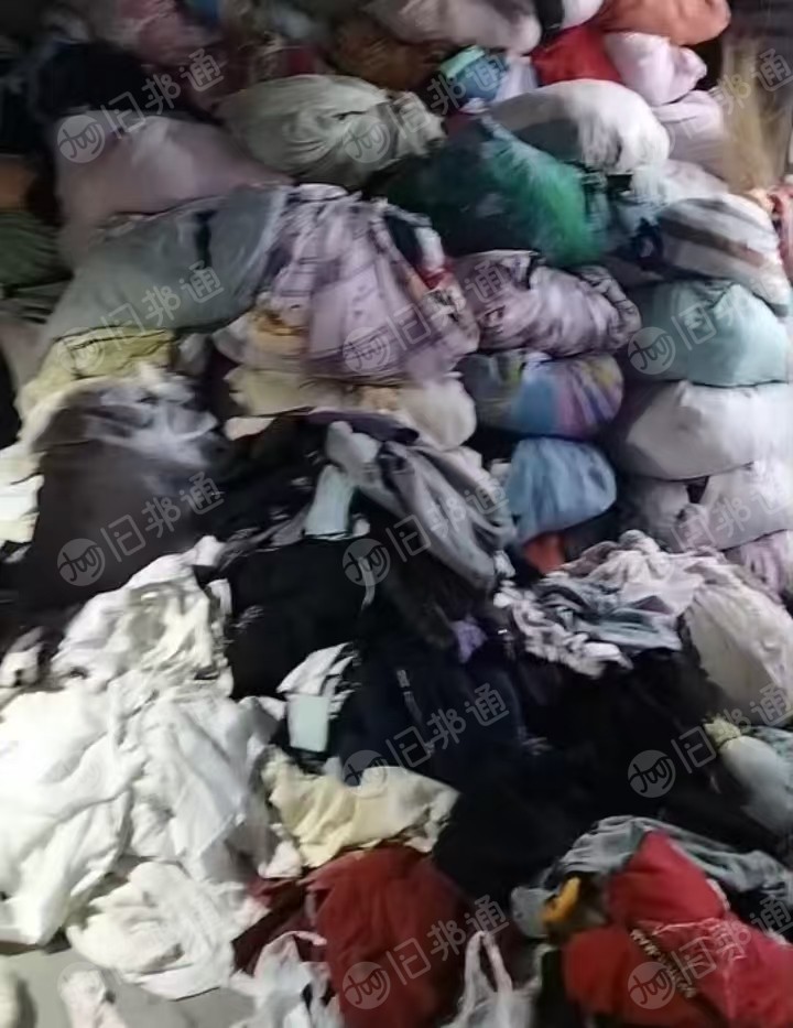 长期出售旧衣服分拣货，夏装，旧衣服大白黑料现货各9米6一车，包包5吨，冬装30吨左右