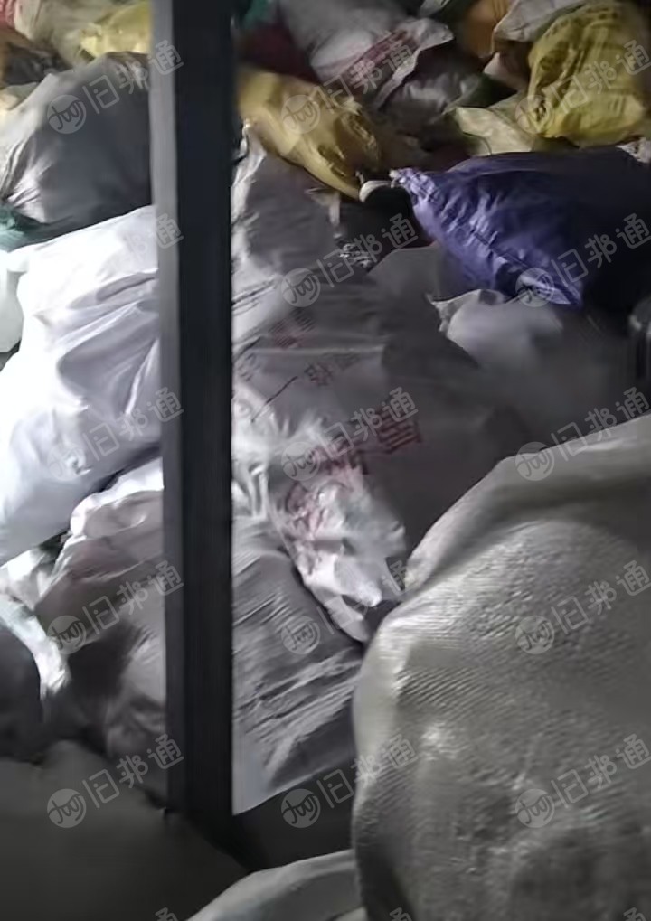 长期出售旧衣服分拣货，夏装，旧衣服大白黑料现货各9米6一车，包包5吨，冬装30吨左右