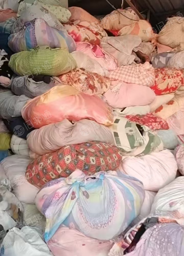 长期出售旧衣服分拣货，夏装，旧衣服大白黑料现货各9米6一车，包包5吨，冬装30吨左右