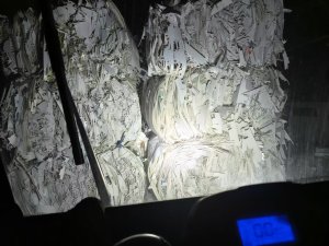 长期出售带膜的白卡纸边料，每包400KG