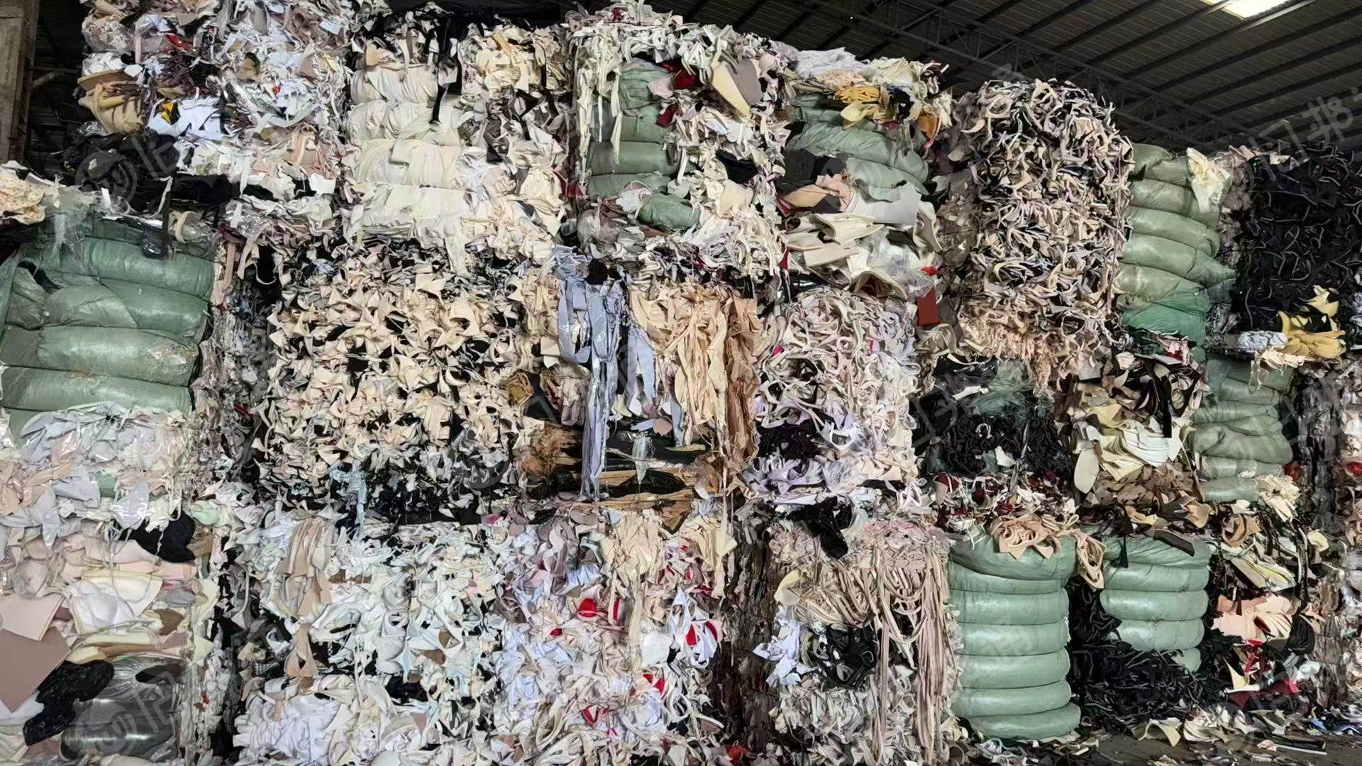 长期出售制衣厂下来的废布下脚料，黑料，燃烧料，月供几千吨，货在广东汕尾