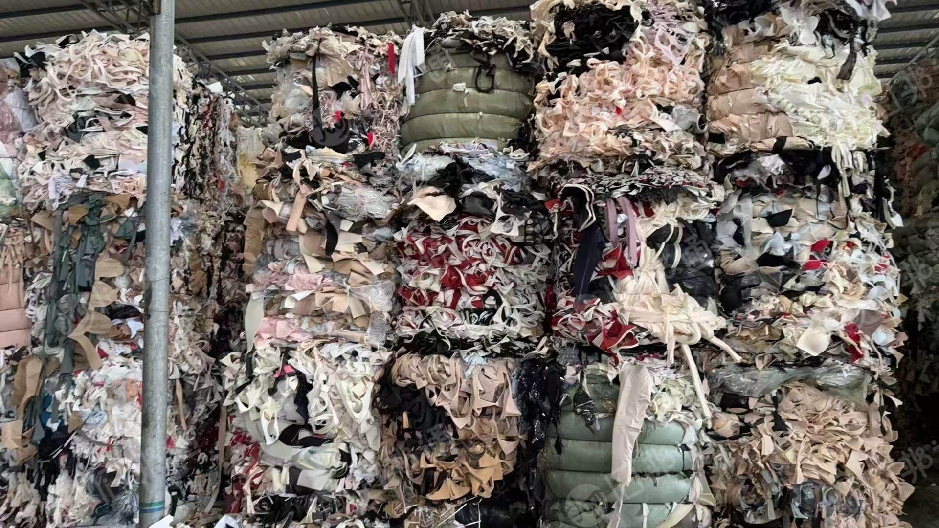 长期出售制衣厂下来的废布下脚料，黑料，燃烧料，月供几千吨，货在广东汕尾