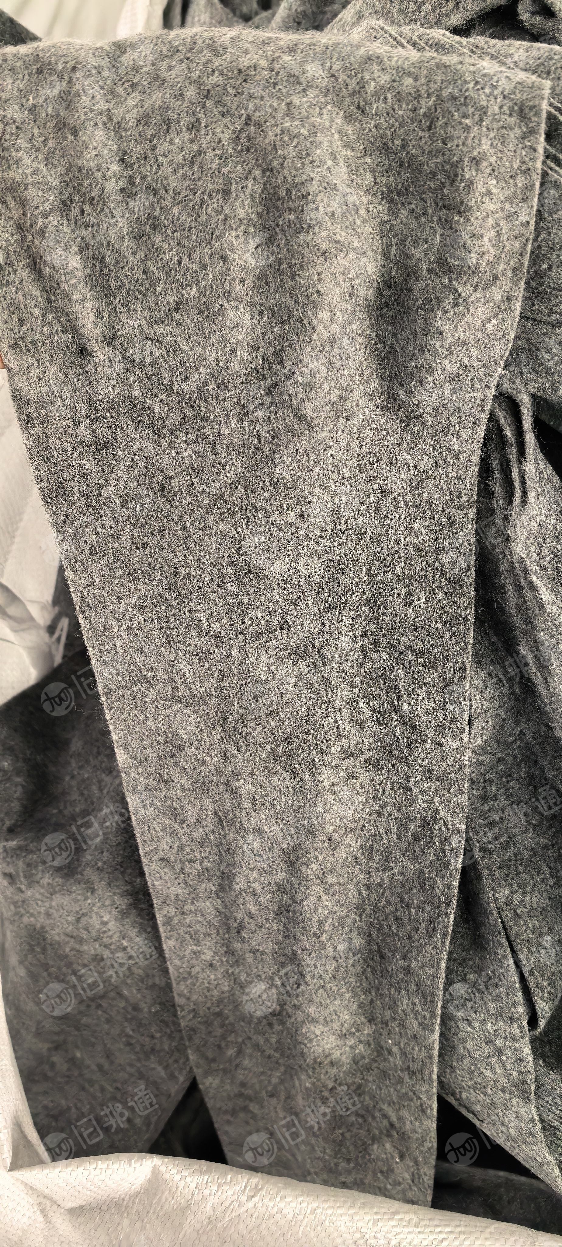 长期出售针刺无纺布边角料，涤纶材质，原料都是大化纤厂的涤纶短纤做的，有白色和黑色，现货都9米6一车