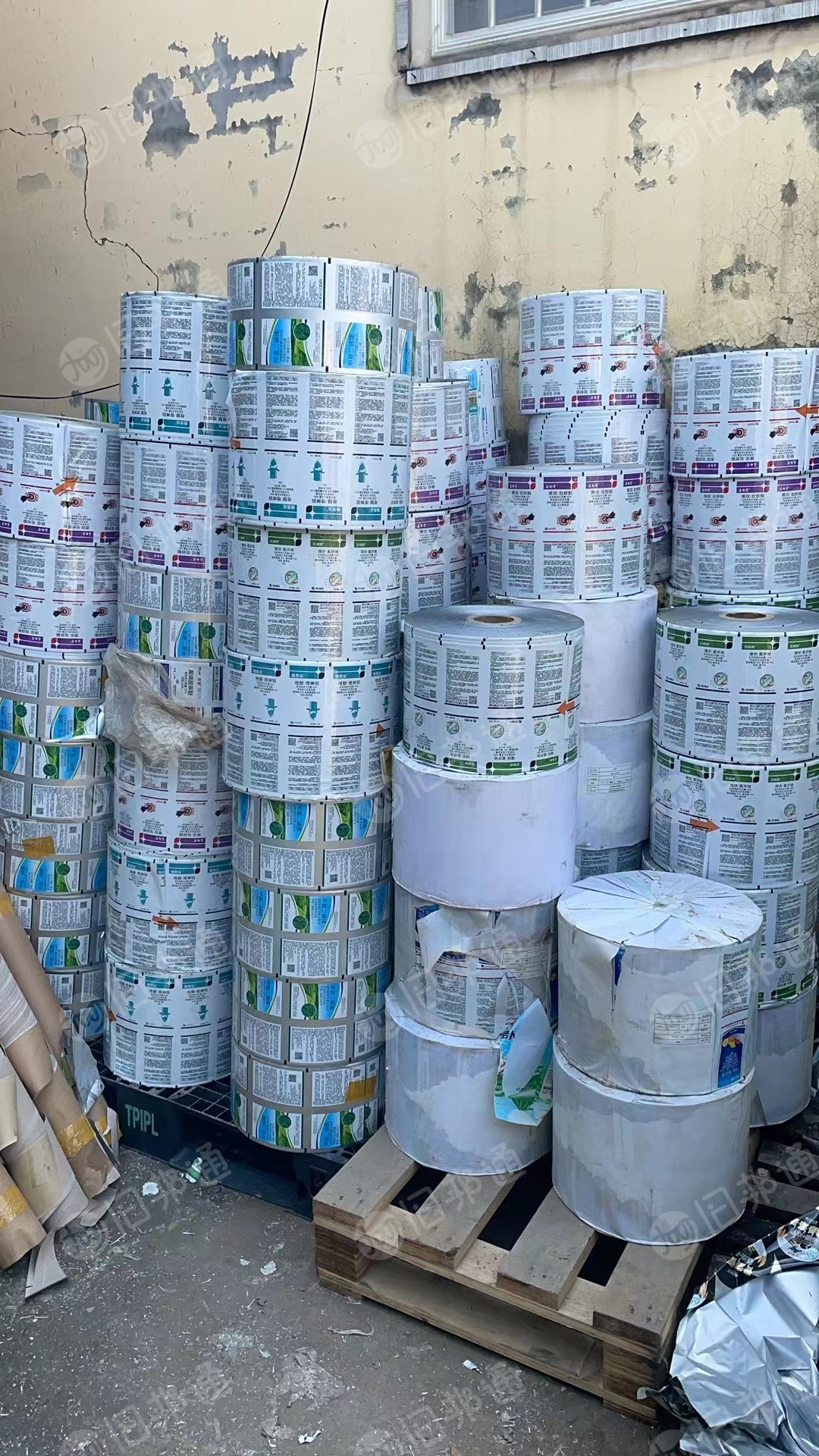 出售PET复PE镀铝膜毛料，现货20吨