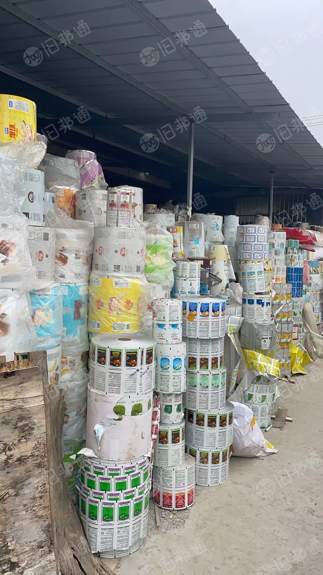 出售PET复PE镀铝膜毛料，现货20吨