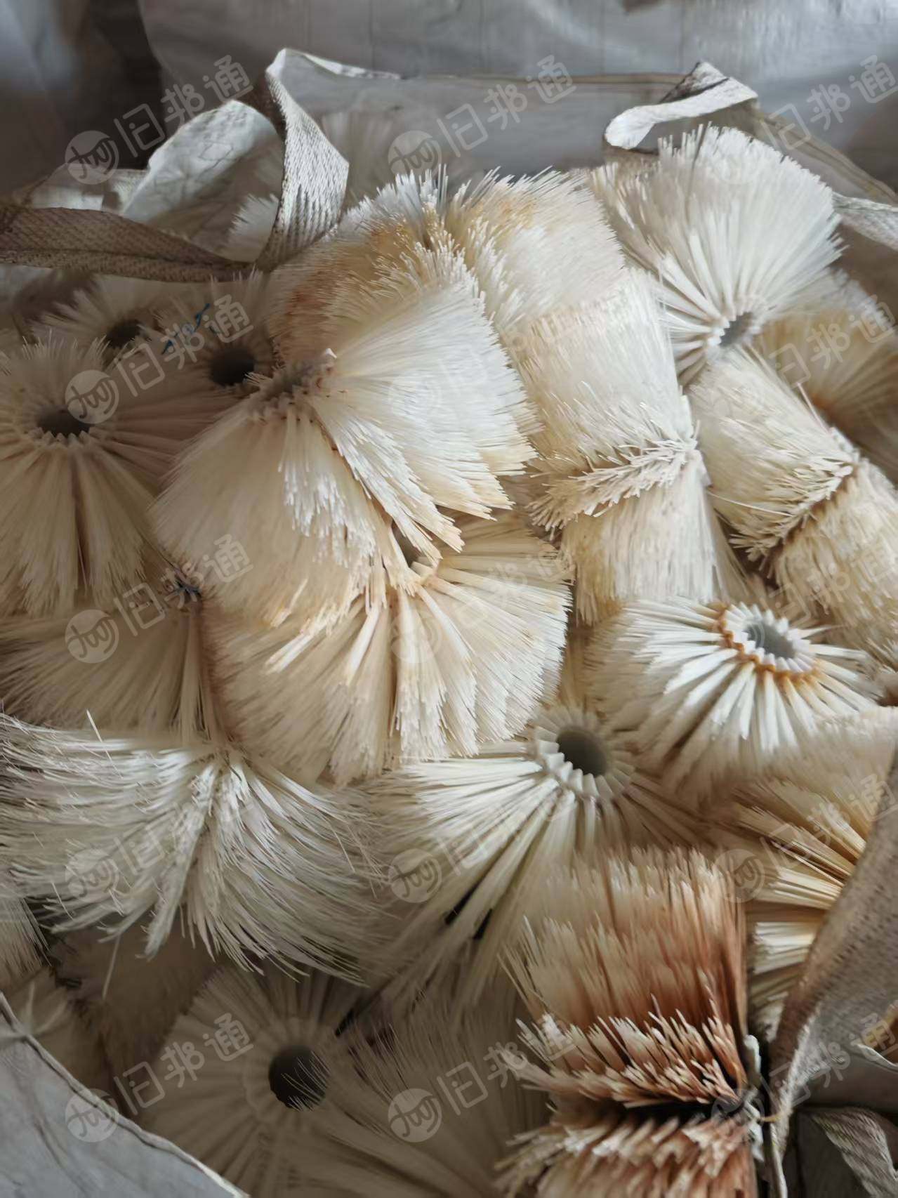 出售白色尼龙毛刷，现货8吨，长期有货