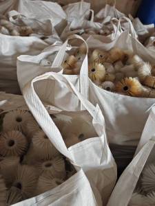 出售白色尼龙毛刷，现货8吨，长期有货