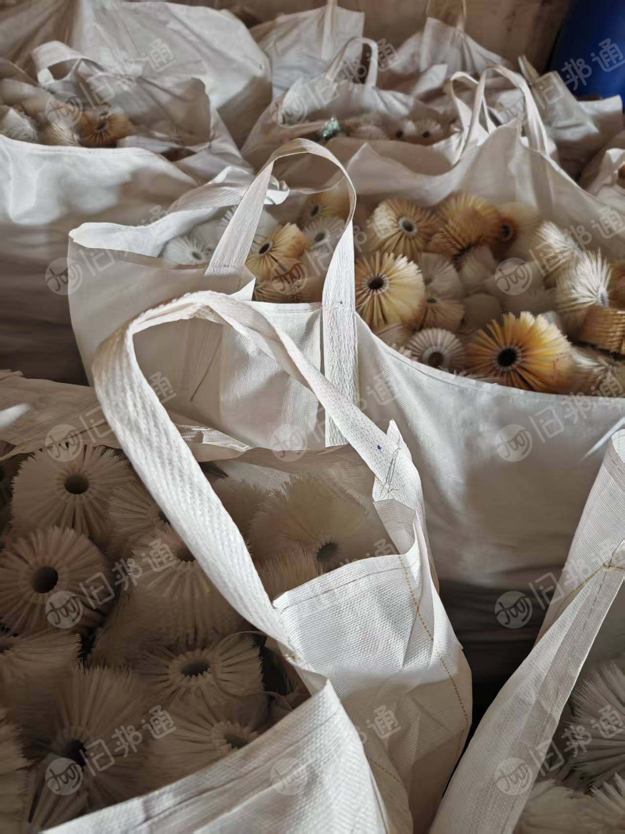 出售白色尼龙毛刷，现货8吨，长期有货