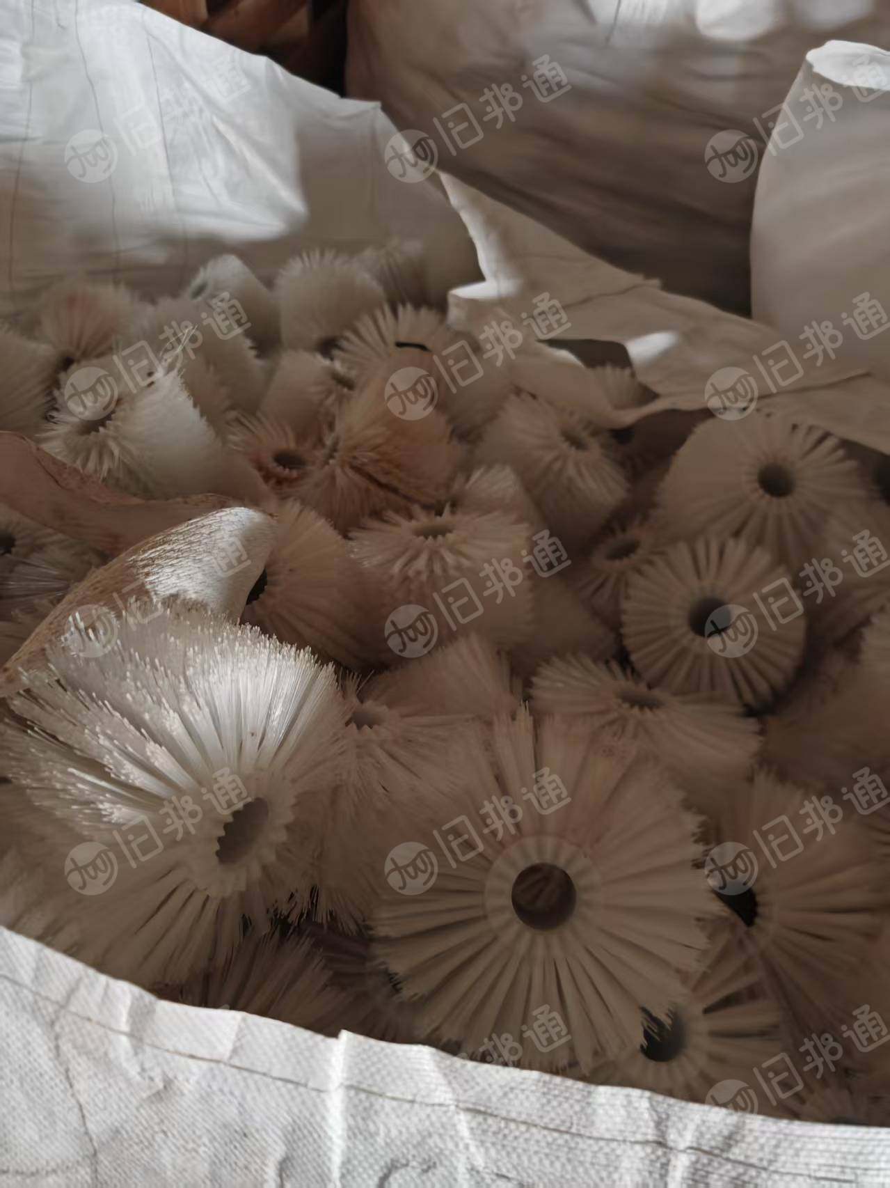 出售白色尼龙毛刷，现货8吨，长期有货