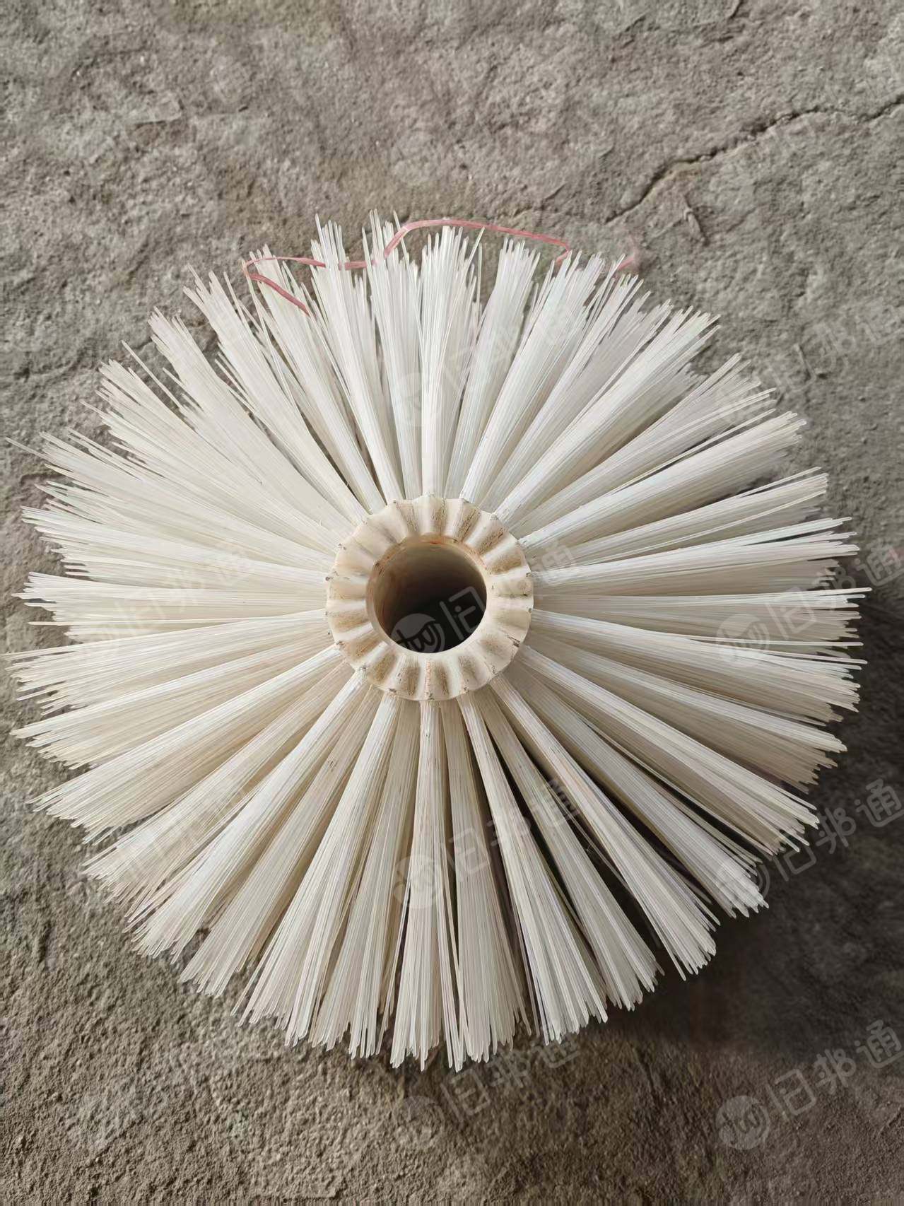 出售白色尼龙毛刷，现货8吨，长期有货