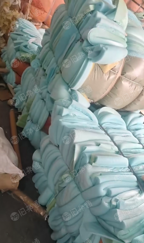 长期出售喜临门工厂下来的蓝色慢回弹海绵，海绵下脚料，带有底皮，侧皮，现货10吨左右，货在河北廊坊